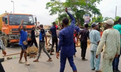 Students Block Airport Road In Lagos To Protest The Ongoing ASUU Strike