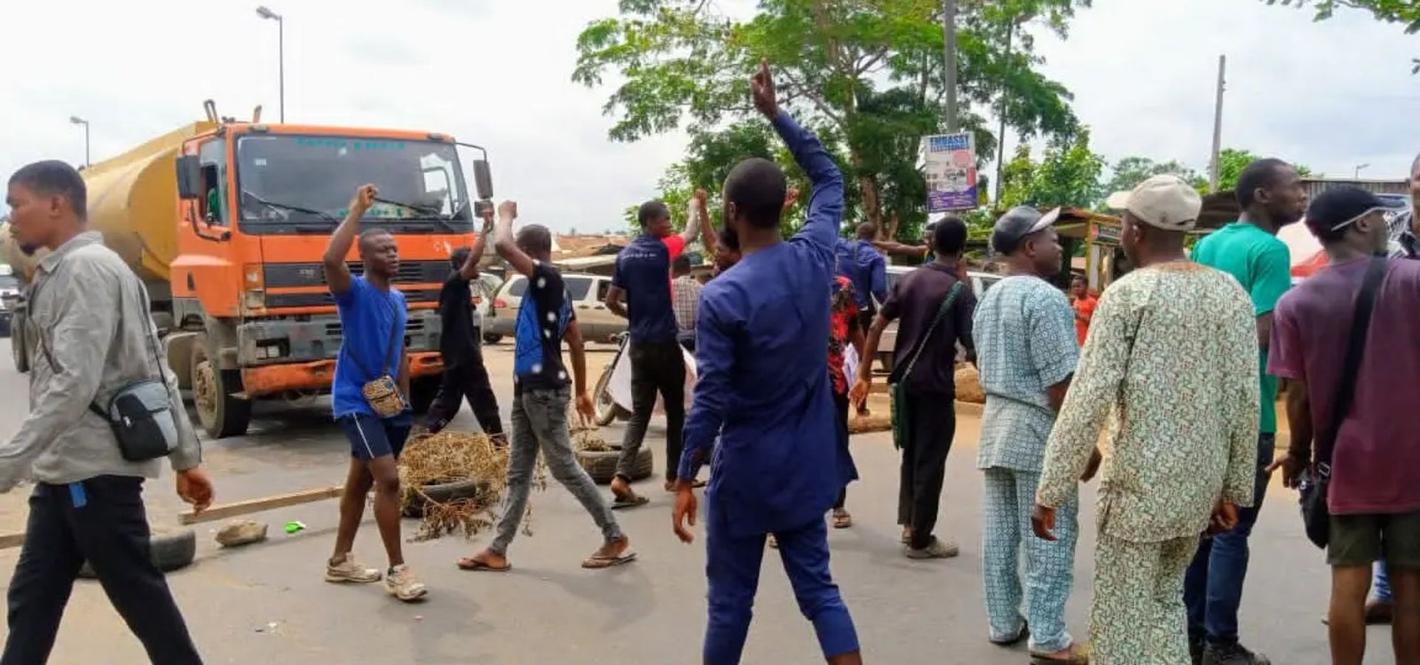 Students Block Airport Road In Lagos To Protest The Ongoing ASUU Strike